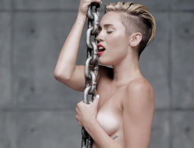 Sinéad O'Connor varuje Miley Cyrus pred hudobným priemyslom