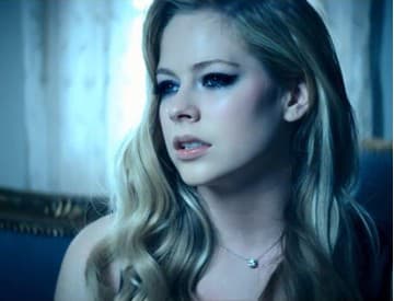 Manželstvo jej prospieva: Očarujúca Avril Lavigne v klipe s Chadom Kroegerom
