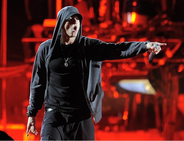 Eminem dobyl UK Chart so siedmym albumom v rade