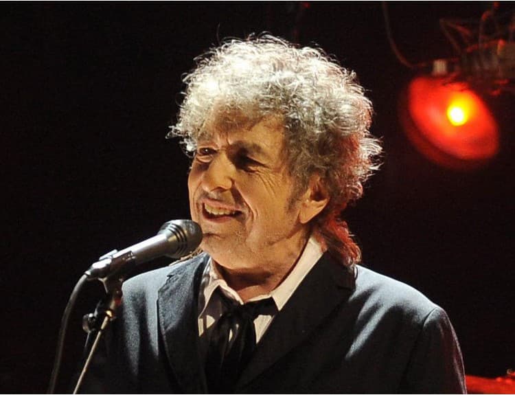 VIDEO: V televíznych správach, seriáloch aj reklamách spievajú Boba Dylana
