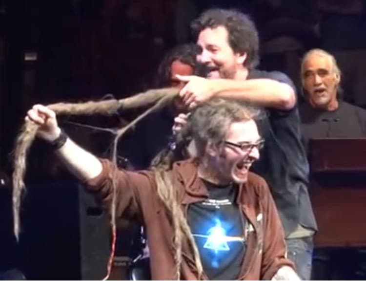 VIDEO: Eddie Vedder počas koncertu Pearl Jam ostrihal fanúšikovi dredy