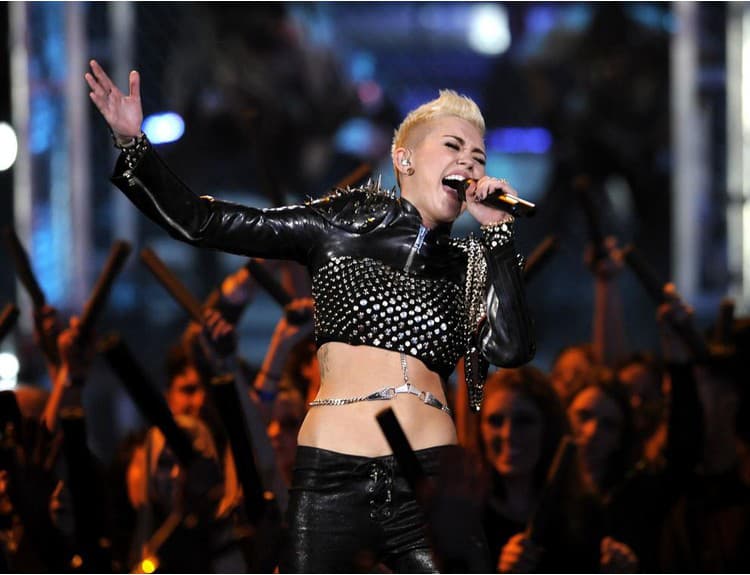 Miley Cyrus opäť boduje. Pozrite si dvadsiatku najlepších piesní podľa Billboardu