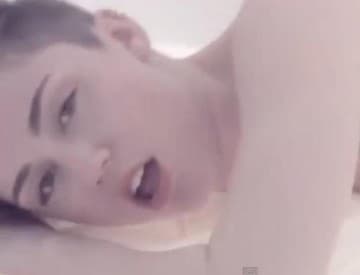VIDEO: Miley Cyrus je stále nahá, ale už to nikoho nezaujíma VIDEO: Miley Cyrus je stále nahá, ale už to nikoho nezaujíma