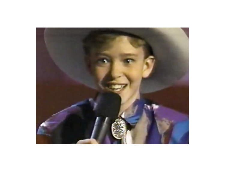Z tohto malého kovboja je po 20 rokoch najúspešnejší spevák. Spoznali ste ho?