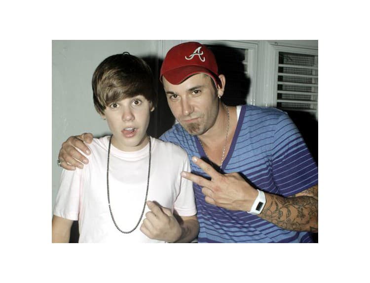 Justin Bieber vyčíňal s vlastným otcom, po zatknutí ho prepustili na kauciu