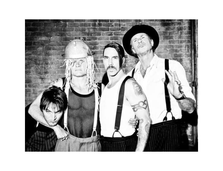 Red Hot Chili Peppers si vystrelili z novinára, internet sa smeje z nich