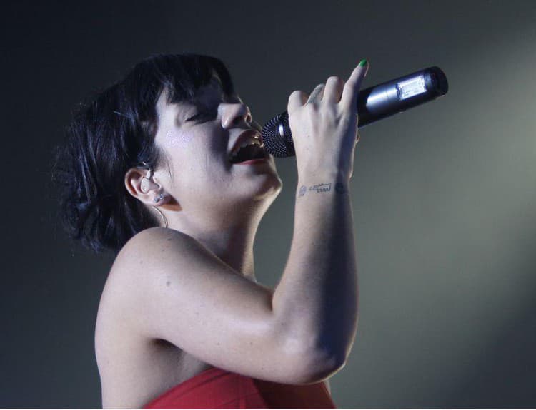 Lily Allen sa vrátila k hudbe, pretože sa doma nudila