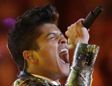 Šokujúco normálny titulok: Bruno Mars si užil Super Bowl bez škandálov