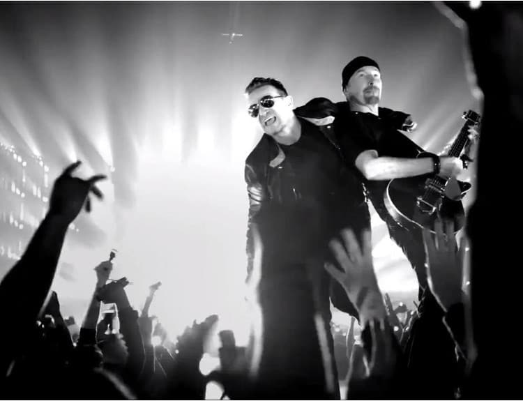Úžasná hra svetiel a Bono na rukách fanúšikov: Pozrite si nový klip U2