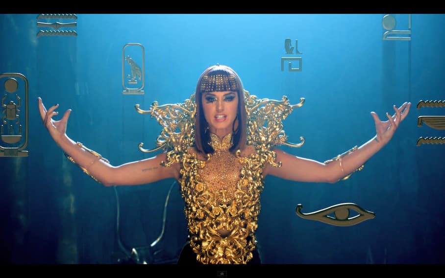 Katy Perry v klipe Dark Horse