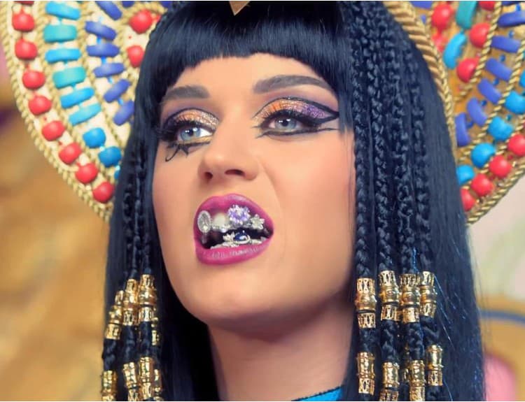 Katy Perry je kráľovnou gýča: Pozrite sa, ako si z egyptského trónu vyberá muža!