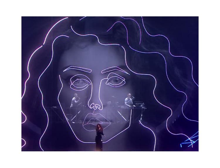 Ohňová šou i netradičné spojenia: Pozrite si naj- vystúpenia z Brit Awards 2014