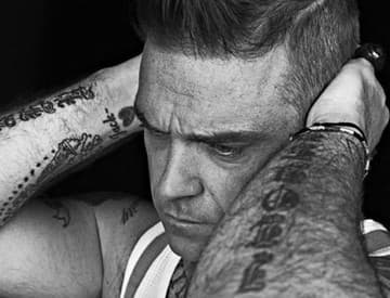 Robbie Williams videoklipom Shine My Shoes láka na koncerty