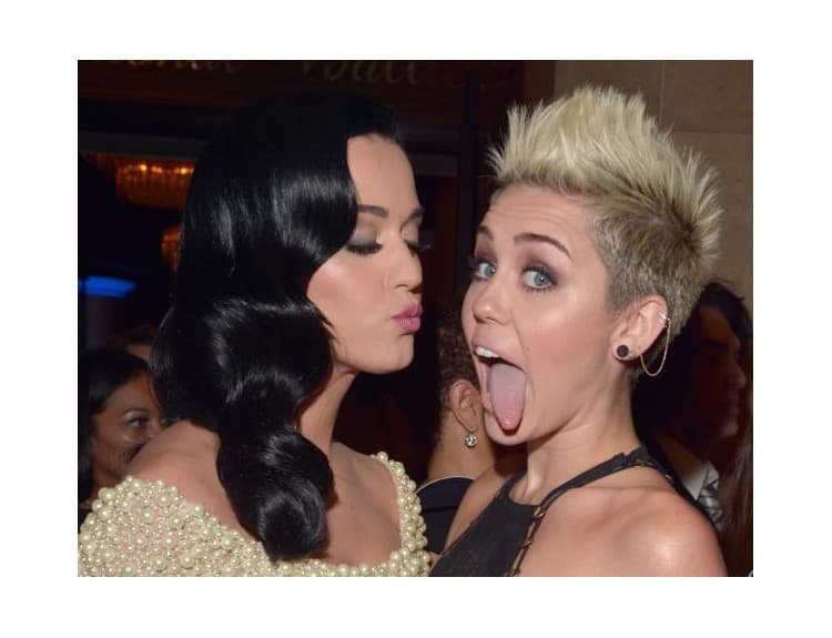 Katy Perry zradila svoj megahit: Pozrite sa, ako ušla pred jazykom Miley Cyrus!