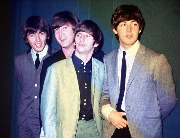 Vydražili klavír, na ktorom vznikla Help! od The Beatles