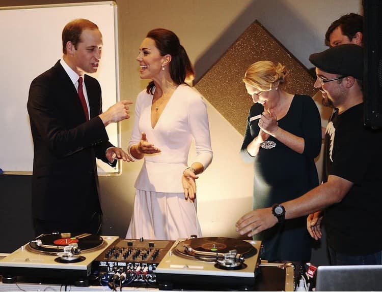 VIDEO: Princ William a Kate Middleton sa nezdajú... Takto sa priúčali DJingu!