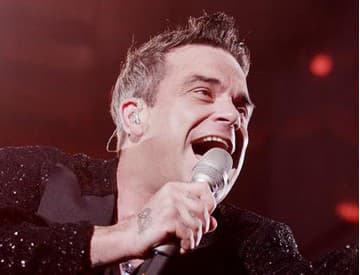 Robbie Williams v Prahe: Svadba s fanúšičkou, duet s otcom a šou, ktorá má gule