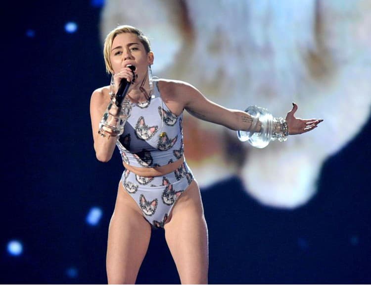 Geniálne infantilné: Pozrite si šialený trailer k aktuálnemu turné Miley Cyrus