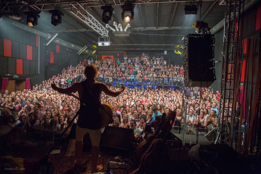 Tomáš Klus počas koncertu v Bratislave
