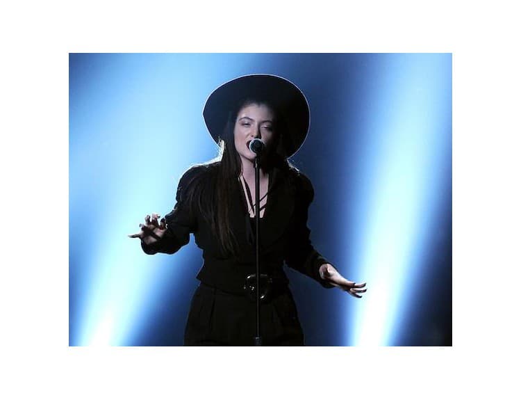 Hit Royals znie ako zvonenie na mobilný telefón z roku 2006, myslí si Lorde