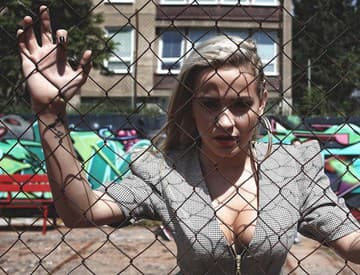 Dominika Mirgová prekvapila s novým klipom: Fanúšikom spieva, kritikom rapuje Dominika Mirgová prekvapila s novým klipom: Fanúšikom spieva, kritikom rapuje
