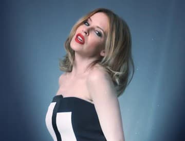 VIDEO: Kylie Minogue zdolala rakovinu vďaka svetlám refelektorov. Radí to aj iným VIDEO: Kylie Minogue zdolala rakovinu vďaka svetlám refelektorov. Radí to aj iným