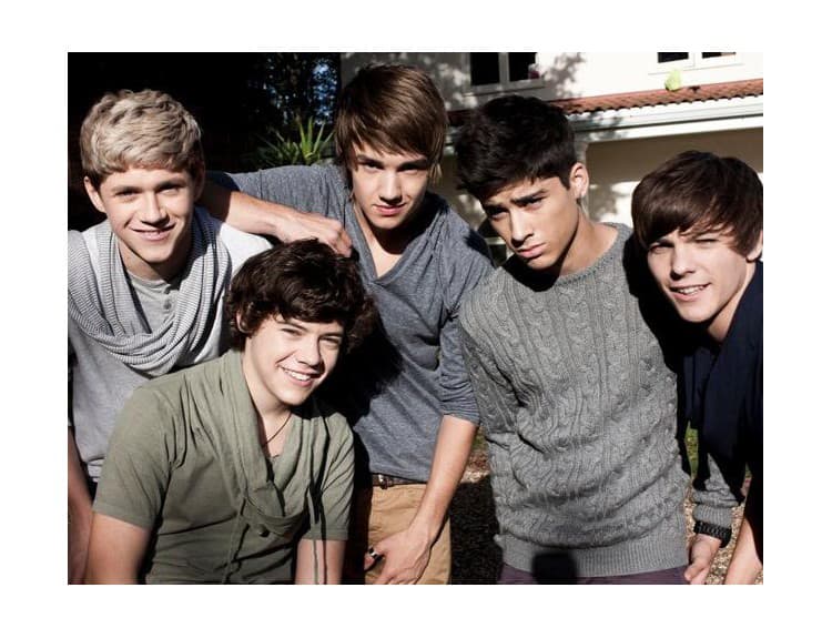 Simon Cowell sa zastal členov One Direction, ktorí fajčili marihuanu