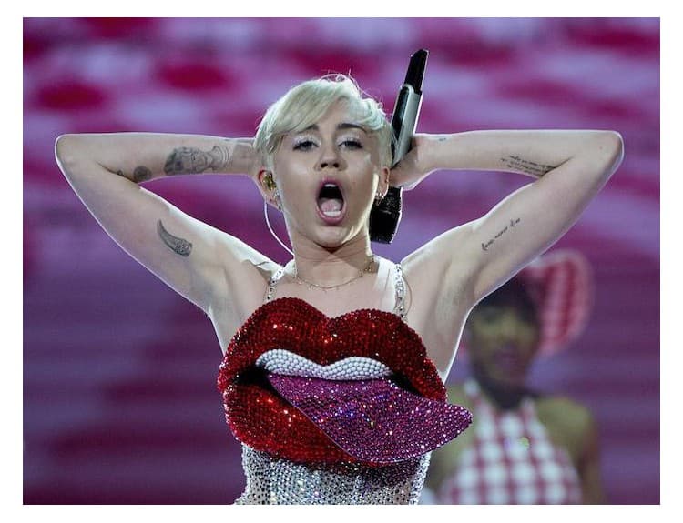 Zodpovedná Miley Cyrus? Viedni ponúkla detskú šou bez nafukovacích penisov
