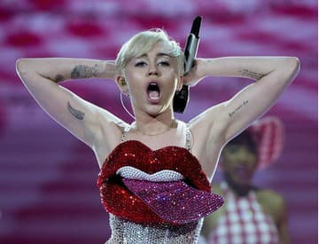 Zodpovedná Miley Cyrus? Viedni ponúkla detskú šou bez nafukovacích penisov