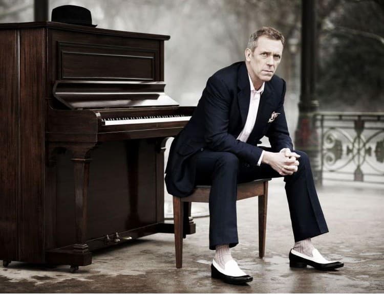 Na turné ste stále v pohybe, ako krtko, tvrdí Hugh Laurie