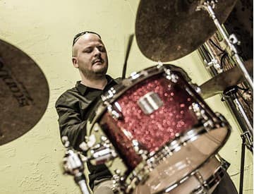 Bubeník Marián Ševčík je na turné so saxofónovou hviezdou Rickom Margitzom Bubeník Marián Ševčík je na turné so saxofónovou hviezdou Rickom Margitzom