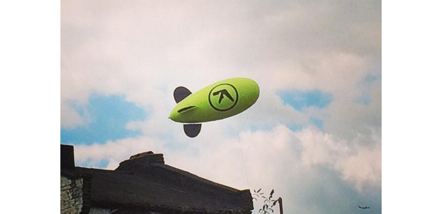 vzducholoď s logom Aphex Twina