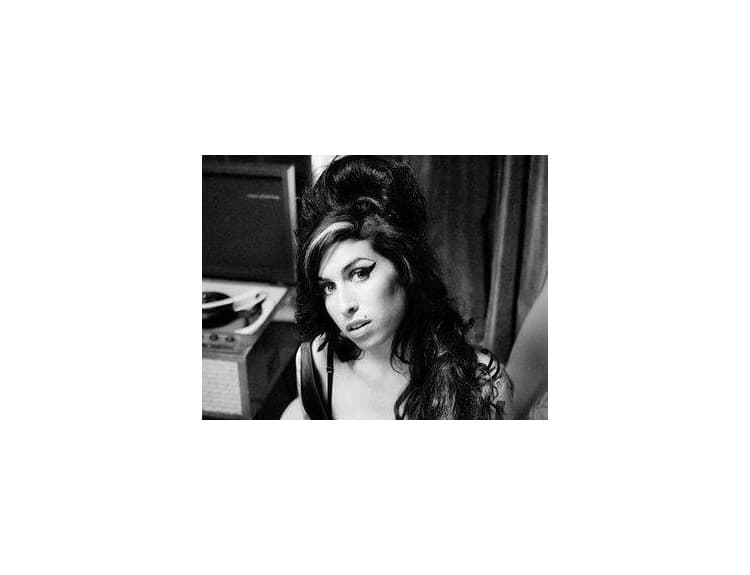 Socha Amy Winehouse v londýnskom Camdene bude stáť na trhovisku