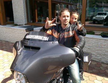 Spevák Arakainu brázdi Česko a Slovensko s manželkou na harleji Spevák Arakainu brázdi Česko a Slovensko s manželkou na harleji