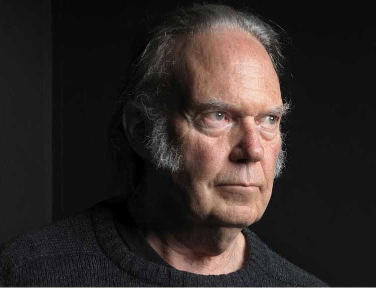 Neil Young sa po 37 rokoch manželstva rozvádza