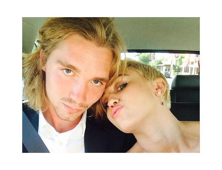 Nechcený škandál Miley Cyrus: Muža, ktorý za ňu prevzal cenu MTV, hľadá polícia