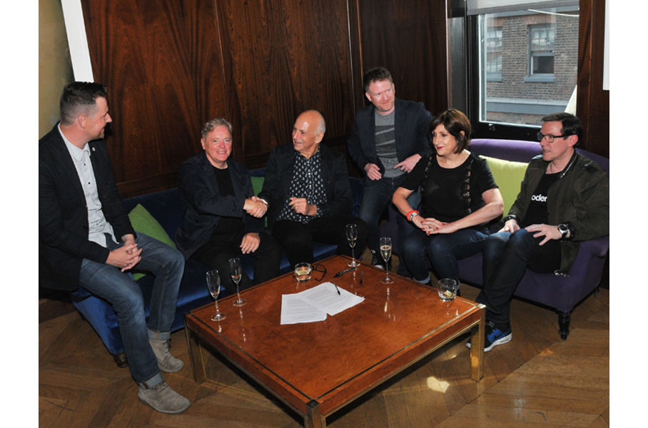 New Order pri podpise zmluvy s Mute Records