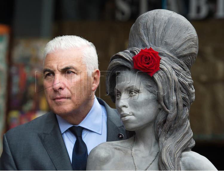 V Londýne odhalili sochu venovanú speváčke Amy Winehouse