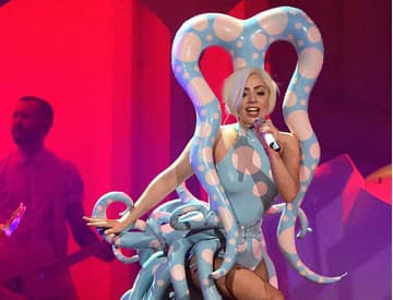 Popový cirkus na koncerte Lady Gaga v Prahe. Bola tá maškaráda potrebná? 