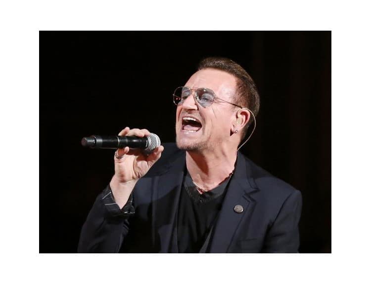 Bono sa ospravedlnil, že U2 poskytli album zdarma. Kto by ho inak počúval?
