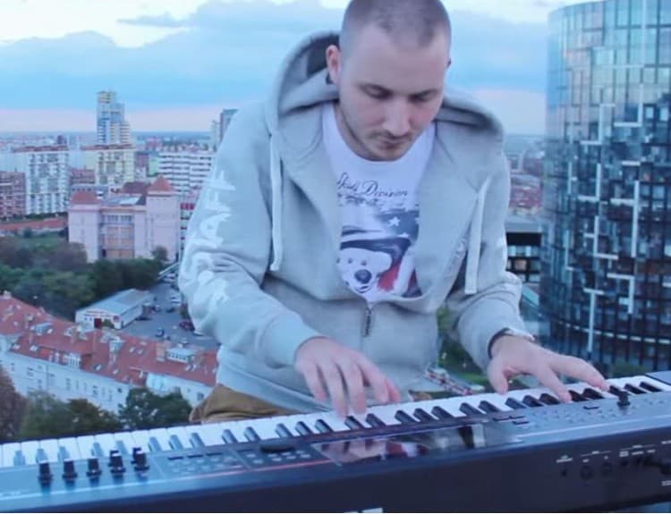 Pozrite si ako mladý klavirista na streche Istropolisu zahral známy český hit