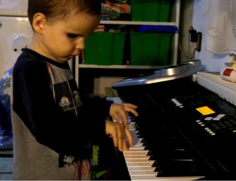 Má tri roky, nevidí a miluje klavír: Tento talent zo Slovenska sa stal virálnym hitom!