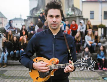Adam Ďurica má klip plný fanúšikov. S Mandolínou precestoval celé Slovensko Adam Ďurica má klip plný fanúšikov. S Mandolínou precestoval celé Slovensko