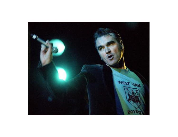 Morrissey opäť predčasne ukončil koncert. Na pódium mu vtrhli ľudia