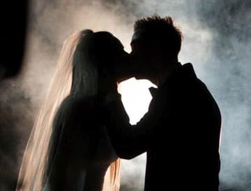 Andrew May má duet so záhadnou speváčkou, v klipe sa však oženil s inou