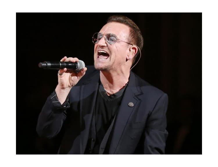 Bono už možno kvôli nešťastnej zlomenine nebude môcť hrať na gitare