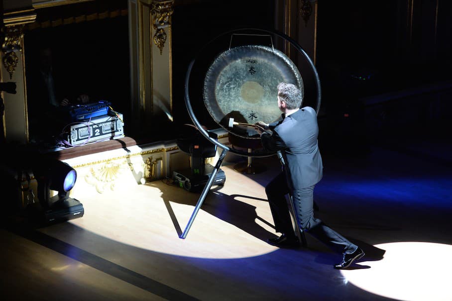 Rick Astley úderom na gong otvoril Ples v opere