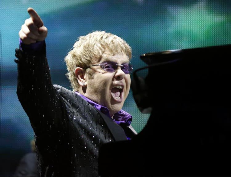 Elton John bude produkovať pilotný film hudobného seriálu Virtuoso