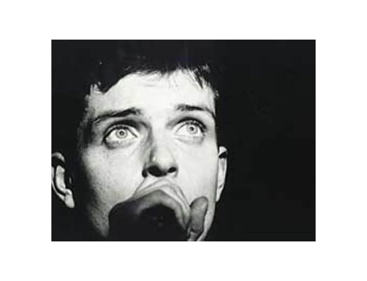 Fanúšikovia zbierajú peniaze na kúpu bytu Iana Curtisa z Joy Division