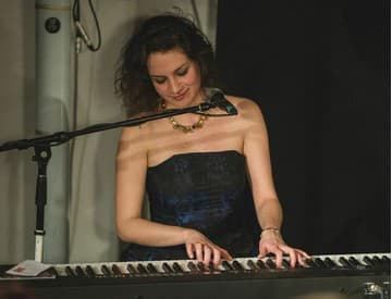 Andrea Bučko vydáva album Polarity. Namiesto vína od Stinga sa krstilo objatím Andrea Bučko vydáva album Polarity. Namiesto vína od Stinga sa krstilo objatím
